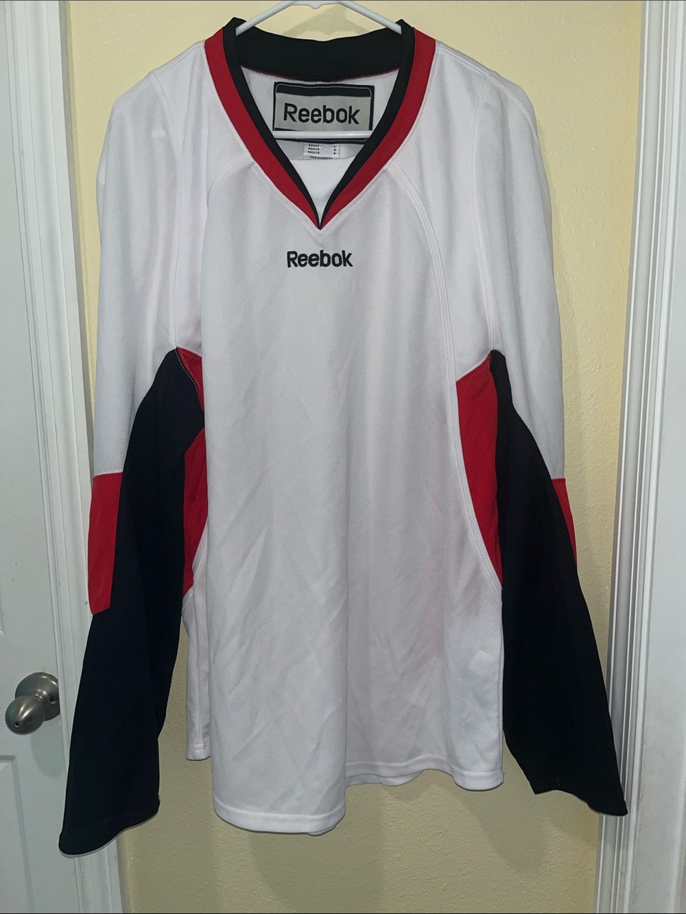 New! Reebok White Red & Black Men's Hockey Jersey